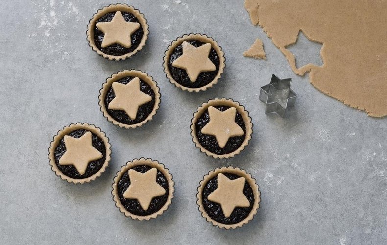 Christmas Jam Tartlets, step 4: filling the tartlets with jam and adding the stars