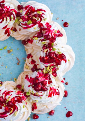 Recipe Christmas Pavlova Wreath with Cranberries, Pomegranate and Pistachios