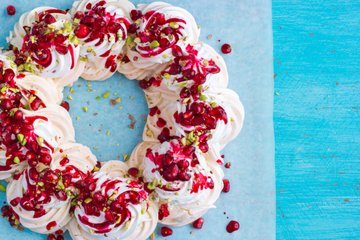 Recipe Christmas Pavlova Wreath with Cranberries, Pomegranate and Pistachios