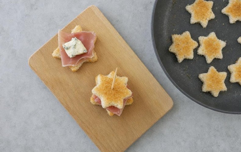 Christmas Star Mini Sandwiches, step 2: a star topped with prosciutto crudo and Gorgonzola