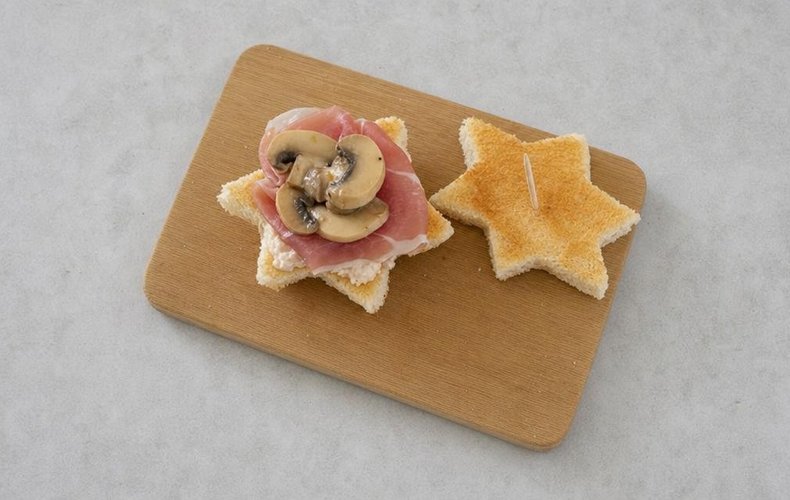Christmas Star Mini Sandwiches, step 6: a star spread with tartar sauce and topped with speck and mushrooms