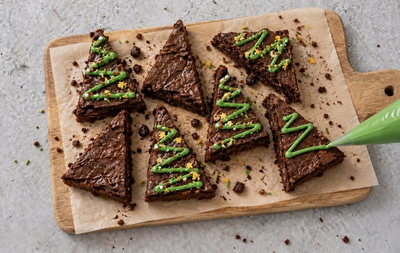 Christmas Tree Brownies, step 8: trees decorated with a green chocolate garland and colored candies