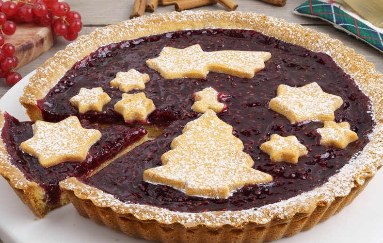 Christmas jam tart with cinnamon shortcrust