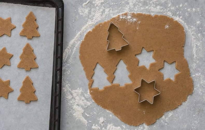 Cinnamon Cookies, step 2: cutting out the cookies