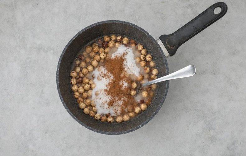 Cinnamon Praline Hazelnuts, step 1: hazelnuts, sugar, water and cinnamon in a saucepan