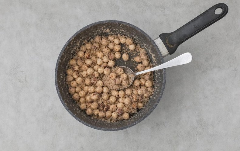 Cinnamon Praline Hazelnuts, step 3: stirring as the caramel crystallizes on the hazelnuts