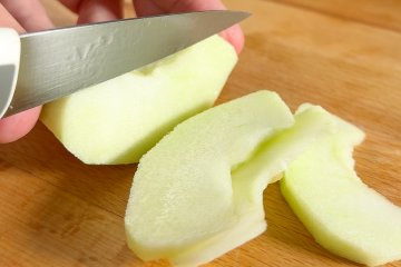 Peeled apples cut into wedges