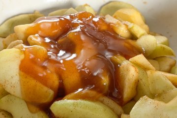 Reduced juice mixed into the sliced apples
