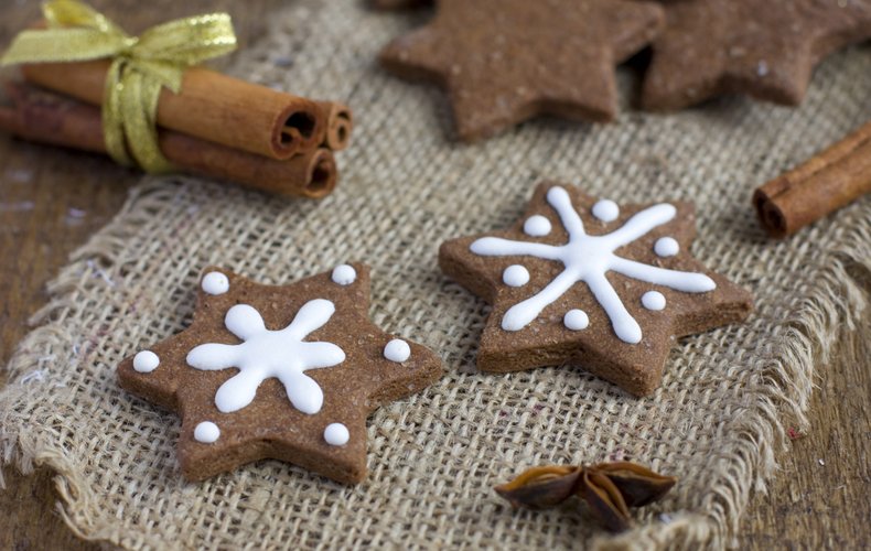 Star-shaped cocoa cookies ready to be decorated