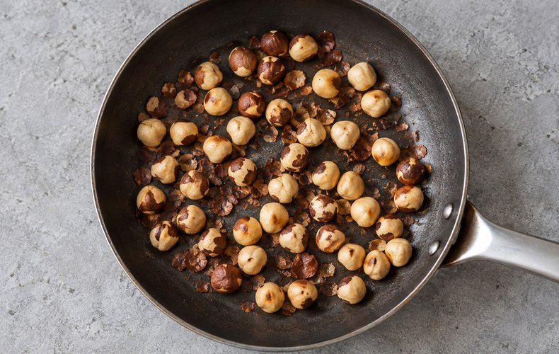 Cocoa and Hazelnut Shortcrust Cookies, step 1: toasted hazelnuts in the food processor with the sugar