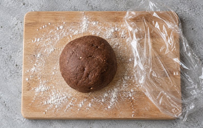 Cocoa and Hazelnut Shortcrust Cookies, step 3: egg, yolk and butter in the well of dry ingredients