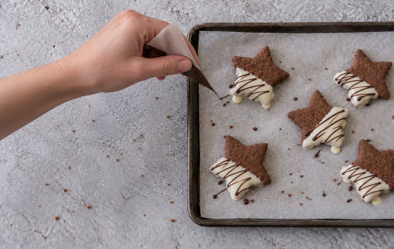 Cocoa and Hazelnut Shortcrust Cookies, step 7: dark chocolate drizzled over the white chocolate