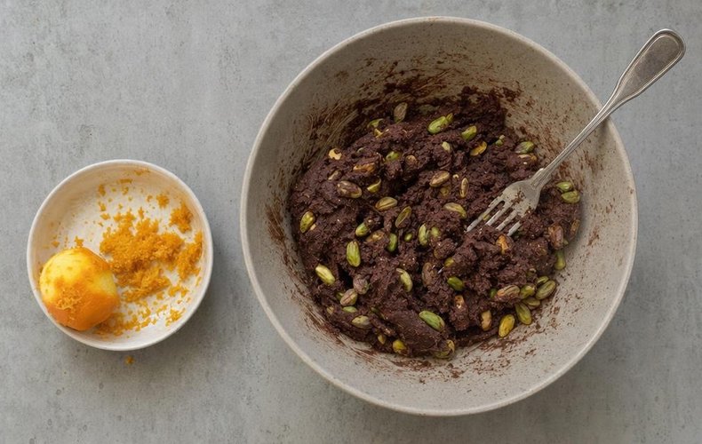 Cocoa and Pistachio Cantucci, step 1: making the cocoa dough with whole pistachios