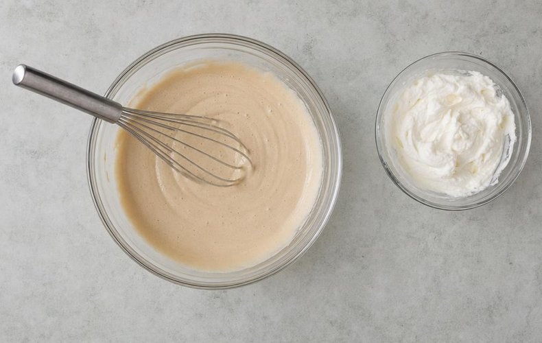 Coffee and pandoro mousse, step 2: whisking the yogurt with coffee and powdered sugar