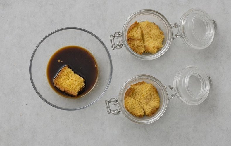 Coffee and pandoro mousse, step 5: a layer of coffee-soaked pandoro