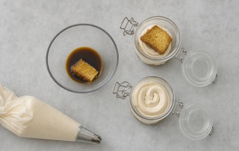 Coffee and pandoro mousse, step 6: piping the mousse into the bowls