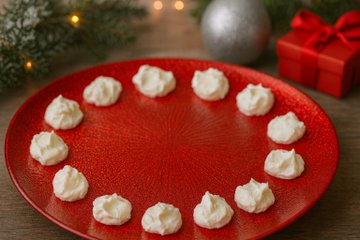 Cream Cheese and Smoked Salmon Petals, preparation 1: spoonfuls of cream cheese spread into petals around the plate