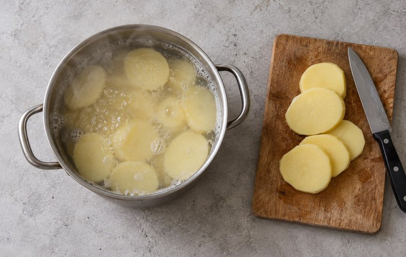 Creamy Cheese Potatoes, step 1: sliced potatoes boiled and drained on a kitchen towel