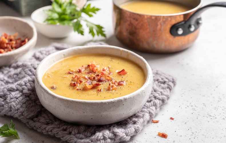 Creamy lentil soup with crispy bacon