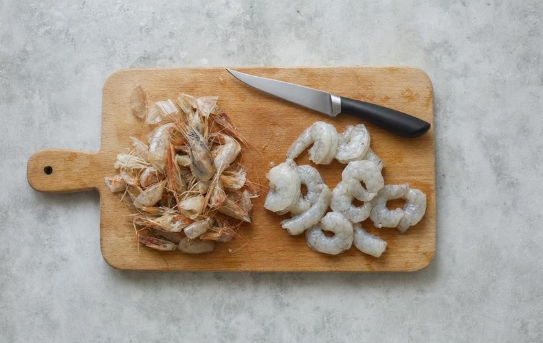 Creamy Shrimp Tagliatelle, step 1: cleaning the shrimp