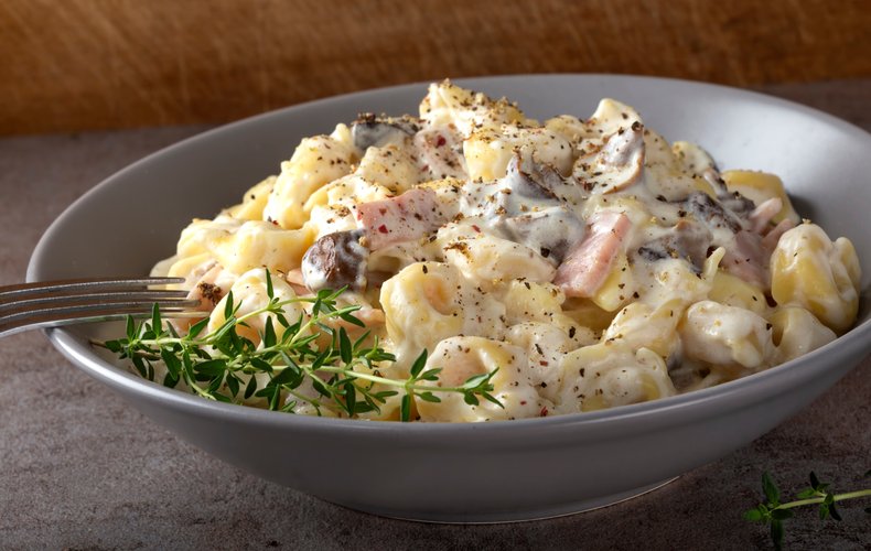 Creamy tortellini with ham and mushrooms