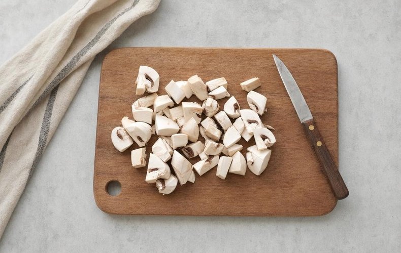 Crepe bundles with mushrooms and béchamel, step 4: cleaning and cutting the mushrooms