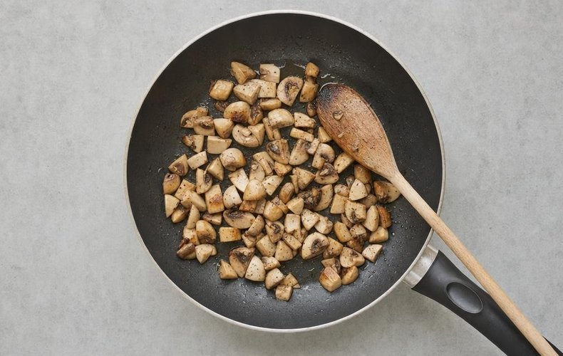 Crepe bundles with mushrooms and béchamel, step 5: cooking the mushrooms