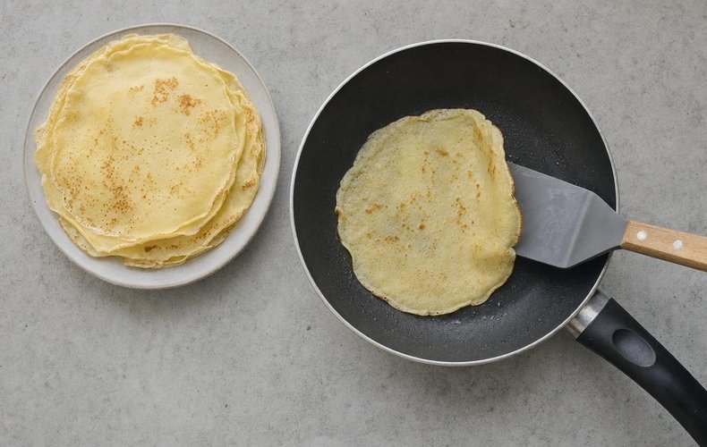 Crepe bundles with mushrooms and béchamel, step 7: cooking the crepes
