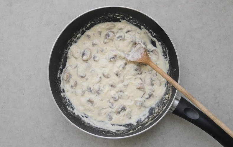 Crepe bundles with mushrooms and béchamel, step 8: mushrooms and béchamel in the skillet