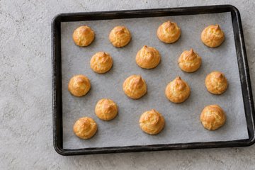 Croquembouche, step 3: the baked cream puffs