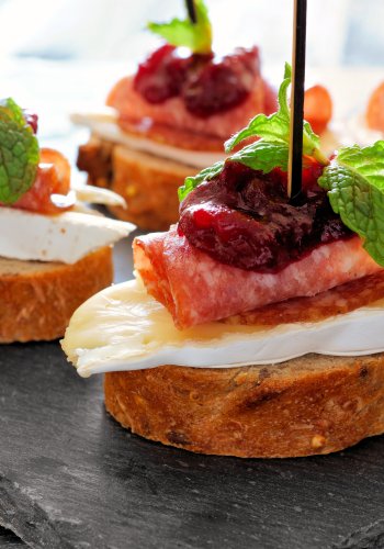 Recipe Crostini with Brie, Salami and Caramelized Onions