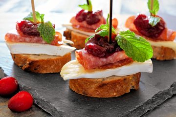 Recipe Crostini with Brie, Salami and Caramelized Onions
