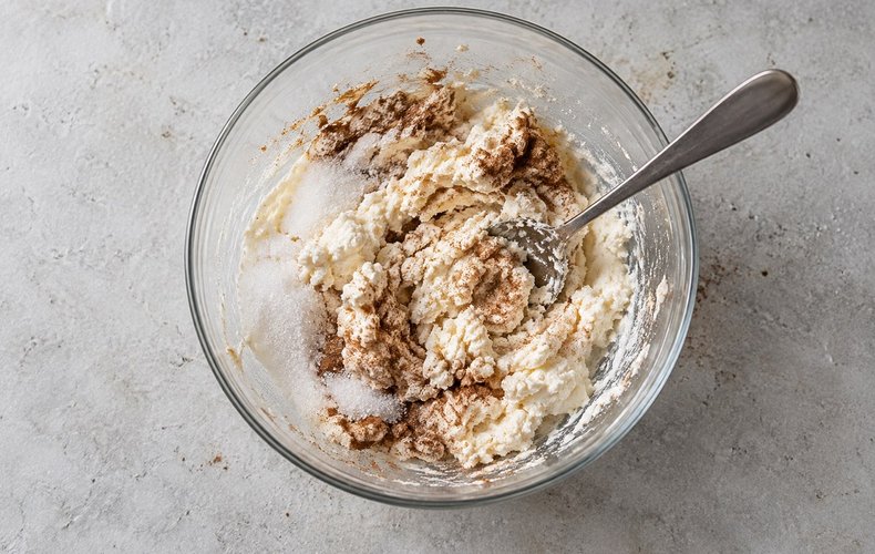 Cuccia di Santa Lucia, step 1: mixing the ricotta with sugar and cinnamon