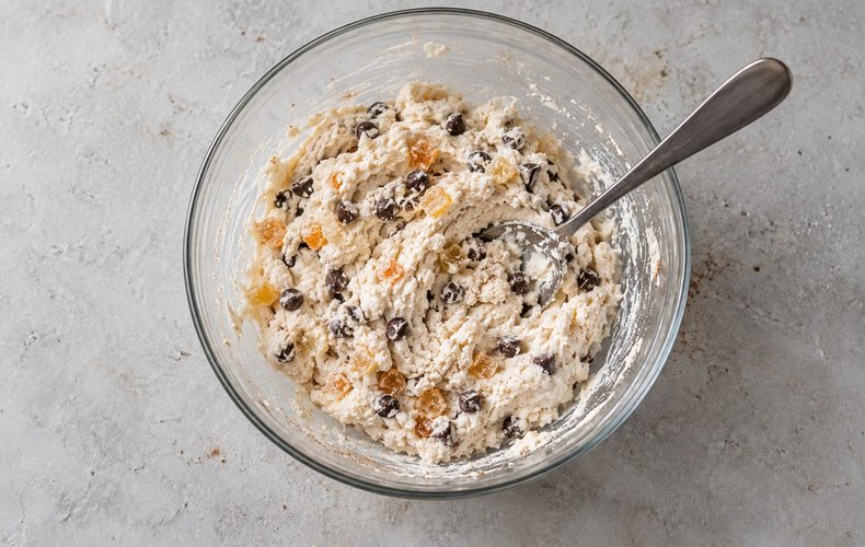 Cuccia di Santa Lucia, step 2: adding the candied fruit and chocolate chips