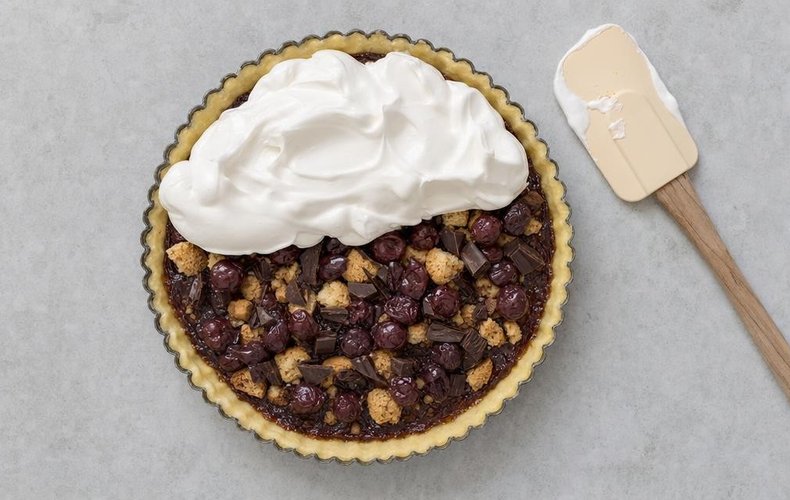 Don Camillo Tart, step 4: amaretti, amarena cherries and chocolate covered with meringue