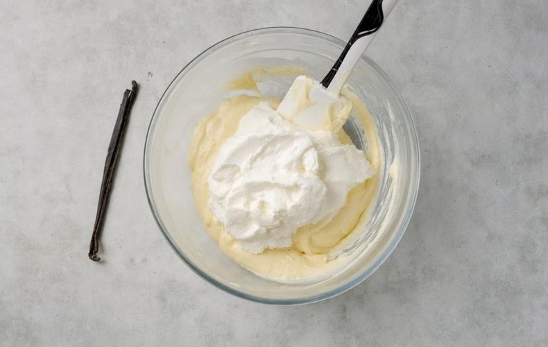 Filled Panettone, step 1: making the diplomat cream