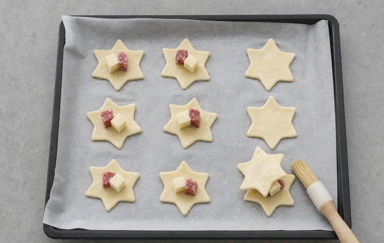 Filled Puff Pastry Stars, step 3: salami and mozzarella cubes on the stars