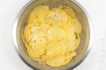 Oiling the nonstick pan