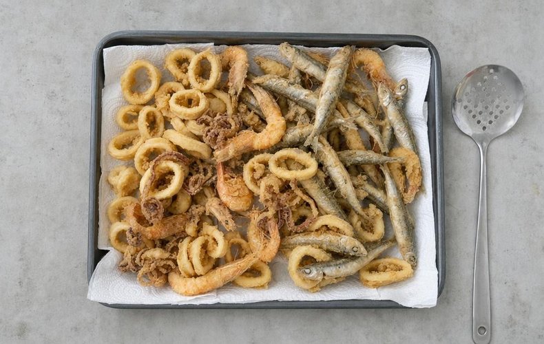 Fritto Misto di Pesce, step 4: the fried seafood draining on paper towels