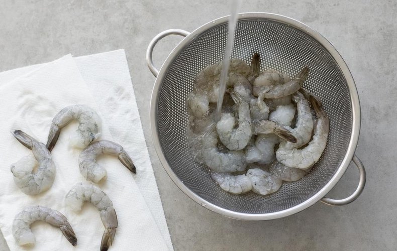 Garlic and Chili Shrimp, step 1: rinsed shrimp patted dry