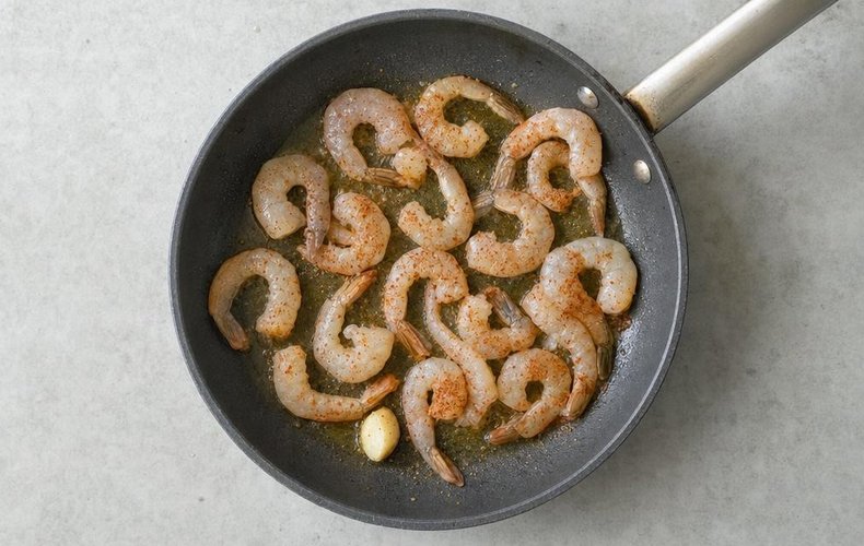 Garlic and Chili Shrimp, step 2: shrimp in a pan with garlic and chili powder