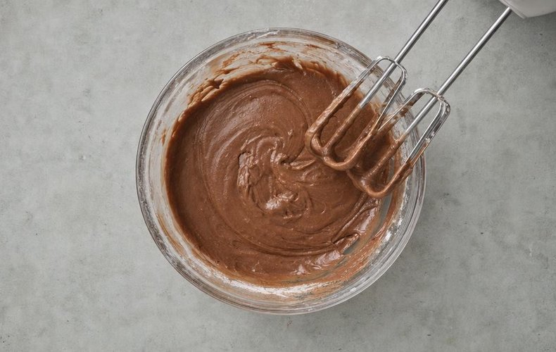 Gingerbread Cupcakes, step 3: smooth cocoa and ginger batter in a bowl