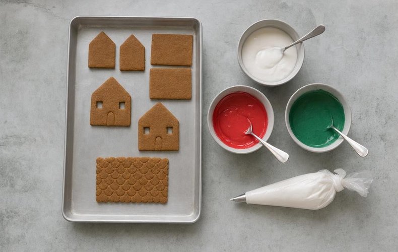 Gingerbread house, step 4: decorating the pieces with colored royal icing