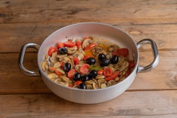Making Greek-style button mushrooms, step 4