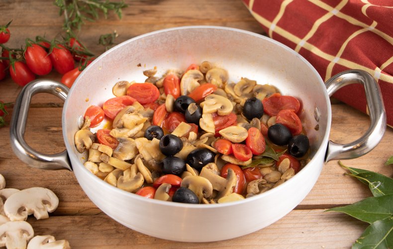 Button mushrooms with cherry tomatoes and black olives