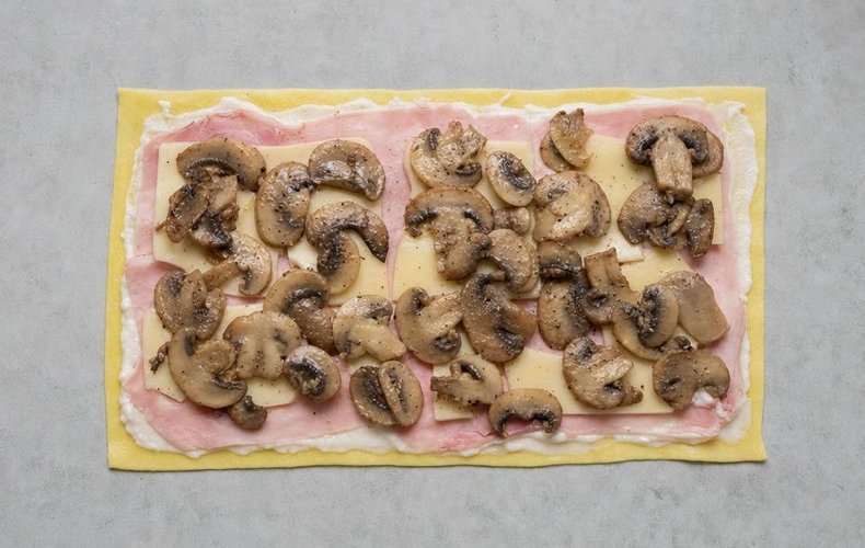 Ham and Mushroom Lasagna Pinwheels, step 5: béchamel, ham, Emmental and mushrooms on a sheet