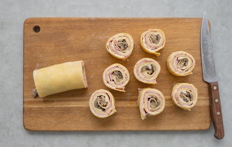 Ham and Mushroom Lasagna Pinwheels, step 6: rolling up the sheets and slicing them