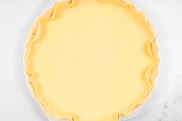 Lining the pie pan with puff pastry