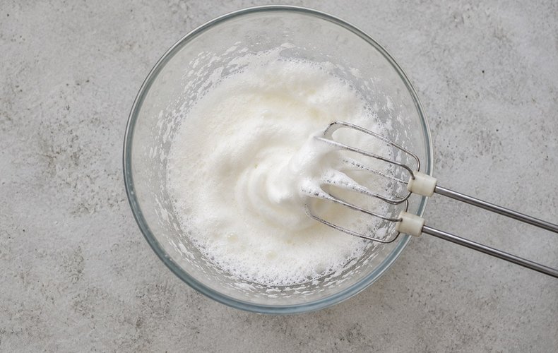 Homemade Carbone Dolce, step 1: beating the egg white with lemon juice