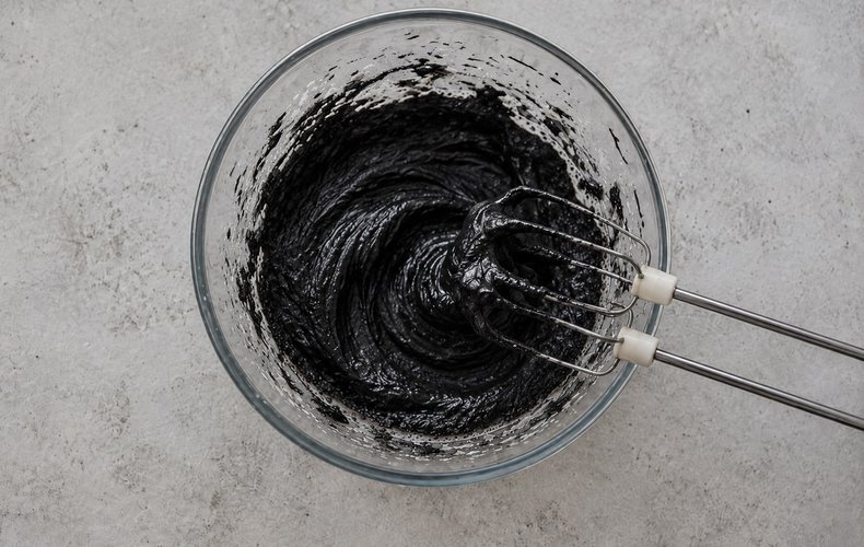 Homemade Carbone Dolce, step 2: making the black icing